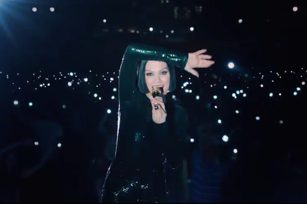 jessie-j-flashlight-video-2015-pitch-perfect-2